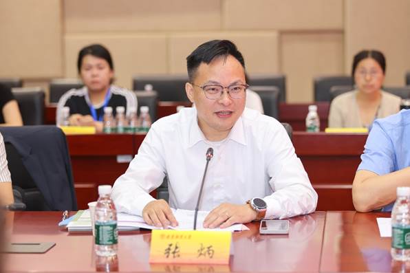 男人和女人在桌子边 AI 生成的内容可能不正确。