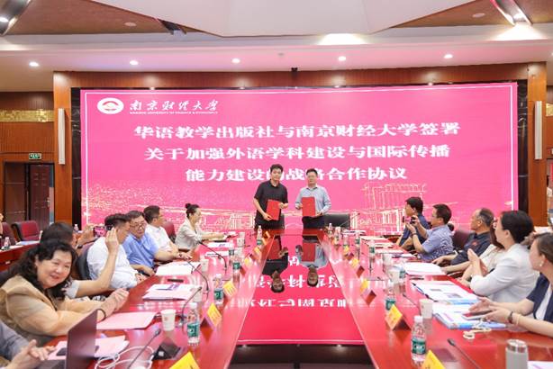 一群人在餐厅里 AI 生成的内容可能不正确。