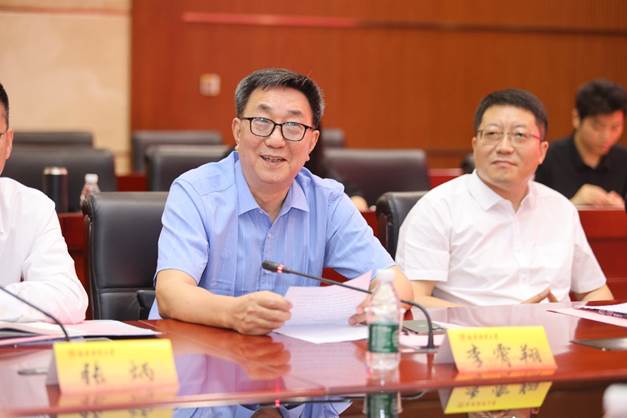 人们在桌子边 AI 生成的内容可能不正确。