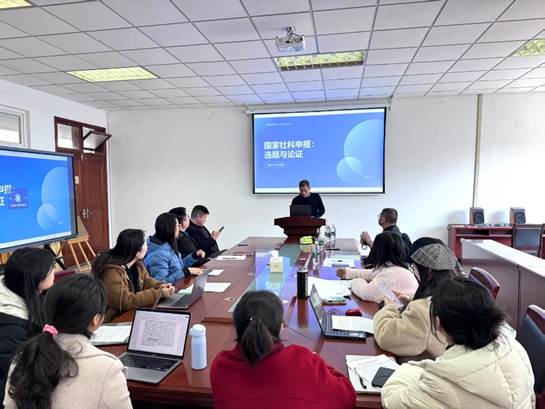 会议室里的人们 AI 生成的内容可能不正确。